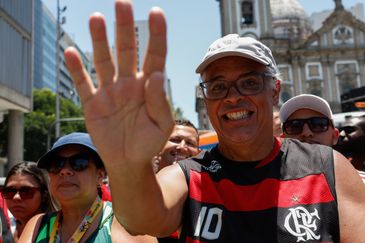 Fernando Frazão/Agência Brasil Rio de Janeiro (RJ), 30/11/2025 – Hélio Marcos Ferreira Chaves, torcedore do Flamengo, comemora título da Copa Libertadores, no centro da cidade. Foto: Fernando Frazão/Agência Brasil