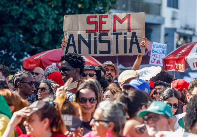 Tânia Rego/Agência Brasil Rio de Janeiro (RJ), 14/12/2025 -Manifestantes fazem ato na orla de Copacabana contra PL da Dosimetria e outros temas em votação no congresso nacional. Foto: Tânia Rego/Agência Brasil