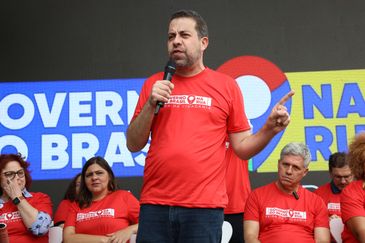 São Paulo (SP), 20/12/2015 - O ministro-chefe da Secretaria-Geral da Presidência da República, Guilherme Boulos, participa da abertura do mutirão Governo do Brasil na Rua, que oferece serviços públicos gratuitos, em Heliópolis. Foto: Rovena Rosa/Agência Brasil