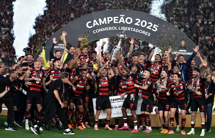 REUTERS/Sebastian Castaneda/Direitos reservados Soccer Football - Copa Libertadores - Final - Palmeiras v Flamengo - Estadio Monumental, Lima, Peru - November 29, 2025 Flamengo players celebrate with the trophy after winning the Copa Libertadores REUTERS/Sebastian Castaneda TPX IMAGES OF THE DAY
