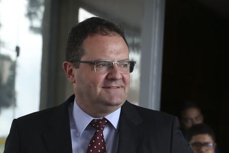 Valter Campanato/Agência Brasil Integrante do governo de transição, o ex-ministro da Fazenda Nelson Barbosa, fala à imprensa, após encontro com o ministro da Economia Paulo Guedes.