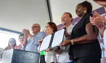 Araraquuara (SP), 23/12/2024 - Ferroviária terá primeiro CT exclusivo para o futebol feminino no Brasil. a Diretora Executiva de Assuntos Corporativos da Petrobras, Clarice Coppetti; o Prefeito de Araraquara, Edinho Silva; a presidente da Fundesport, Roseli Gustavo; a Diretora de Futebol Feminino, Nuty Silveira; a Diretora de Futebol Feminino, Ana Lorena Marche; o presidente da Câmara dos Vereadores de Araraquara, Paulo Landim, e a Deputada Estadual, Márcia Lia. Foto: Rafael Zucco/Ferroviária