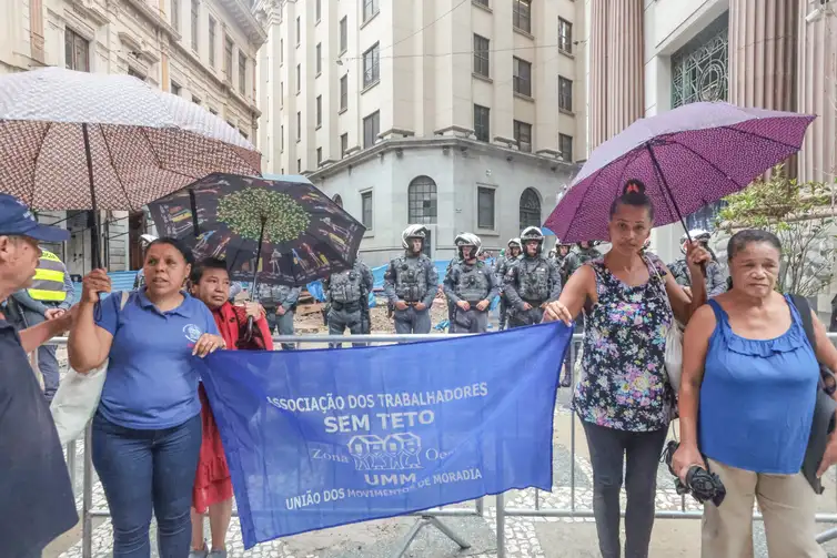 São Paulo (SP), 26/02/2026 - Manifestação de trabalhadores sem moradia contra o leilão do governo do estado de São Paulo, PPP novo centro administrativo na B3.
Foto: Paulo Pinto/Agência Brasil
