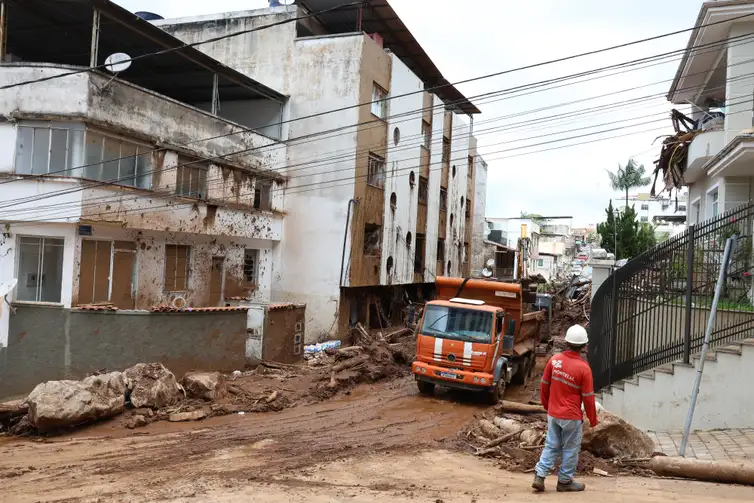 Rovena Rosa/Agência Brasil Juiz de Fora (MG), 27/02/2026 - Deslizamento de terra do Morro do Cristo, ocorrido durante a tempestade de segunda-feira, 23 de fevereiro, no Bairro Paineiras. Foto: Rovena Rosa/Agência Brasil