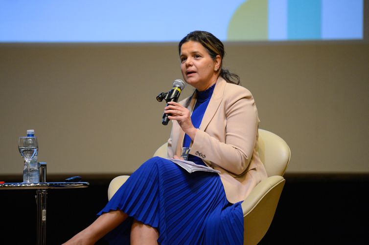 Rio de Janeiro (RJ), 12/09/2023 – A diretora da Segunda Diretoria da Agência Nacional de Vigilância Sanitária, Meiruze Freitas durante seminário Saúde e Soberania: o Complexo Econômico Industrial da Saúde como estratégia de desenvolvimento para