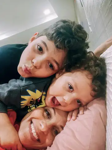 Brasília (DF),  16/03/2026 - ECA Digital entre em vigor nesta terça feira (17) - Julianna Passos, psiquiatra, e mãe de Bernardo e Adam.
Foto: Julianna Passos/Arquivo Pessoal