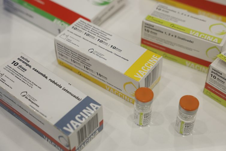 Rio de Janeiro (RJ), 07/05/2025 – Vacinas de poliomelite, sarampo; caxumba e rubéola produzidas por Bio-Manguinhos/Fiocruz, exibidas no 9º Simpósio Internacional de Imunobiológicos. Foto: Fernando Frazão/Agência Brasil