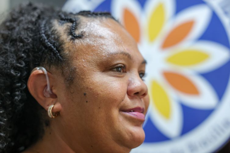Agência Brasil Brasília, DF 21/03/2026 - Roseane Cunha, que recebeu seu aparelho auditivo durante o primeiro mutirão do ano do Agora Tem Especialistas, exclusivo para as mulheres, no Hospital Universitário de Brasília (HUB) DF Foto: Fabio Rodrigues-Pozzebom/ Agência Brasil