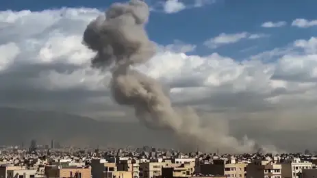 28/02/2026 - Plumas de fumaça foram vistas subindo sobre o horizonte de Teerã após Israel anunciar que lançou um ataque preventivo contra o Irã no sábado (28 de fevereiro), enquanto a mídia iraniana noticiava que explosões foram ouvidas na capital. Foto: Frame/Reuters - Proibido reprodução