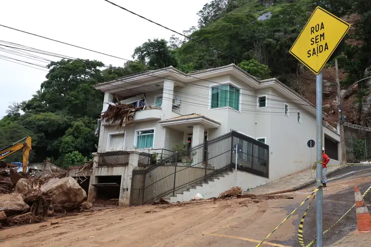 Rovena Rosa/Agência Brasil Juiz de Fora (MG), 27/02/2026 - Deslizamento de terra do Morro do Cristo, ocorrido durante a tempestade de segunda-feira, 23 de fevereiro, no Bairro Paineiras. Foto: Rovena Rosa/Agência Brasil