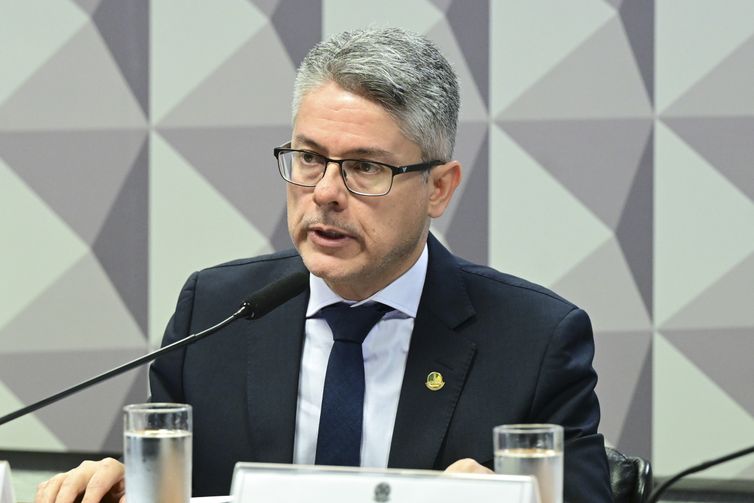 CPI do Crime Organizado (CPICRIME) realiza reunião para ouvir dois convidados. Os depoimentos colaboram com as investigações em andamento sobre o avanço do crime organizado no país. 

A finalidade da comissão é apurar a atuação, expansão e o funcionamento de organizações criminosas no território brasileiro, em especial de facções e milícias, de modo a permitir a identificação de soluções adequadas para o seu combate, especialmente por meio do aperfeiçoamento da legislação atualmente em vigor. 

Mesa: 
relator da CPICRIME, senador Alessandro Vieira (MDB-SE). 

Foto: Geraldo Magela/Agência Senado
