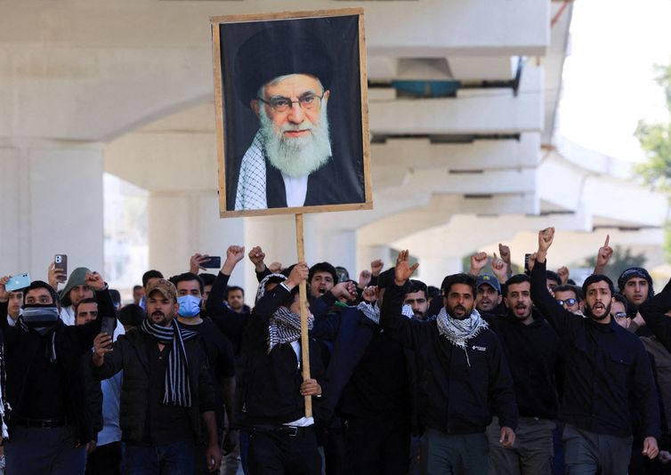 Protesters supporting Iraqi Shi'ite armed groups demonstrate near the entrance of the Green Zone after the killing of Iran's Supreme Leader Ayatollah Ali Khamenei, in Baghdad, Iraq, March 1, 2026. REUTERS/Thaier Al-Sudani   REFILE - QUALITY REPEAT