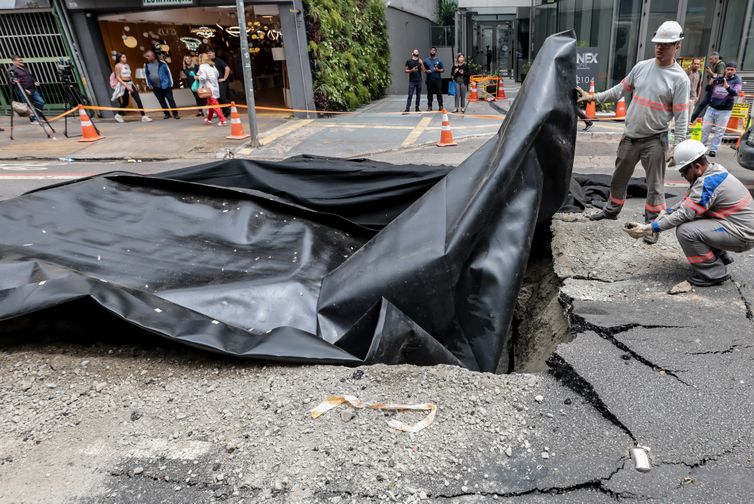São Paulo (SP)-02/03/2026.  Explosão abre cratera na rua da Consolação na altura do número 2104, em São Paulo. 
Foto: Paulo Pinto/Agência Brasil