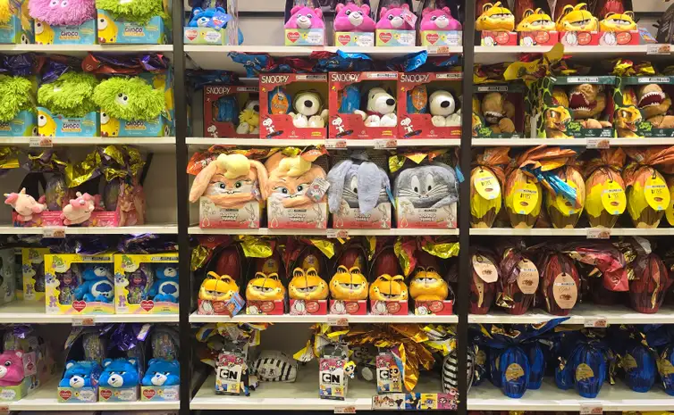 Rafa Neddermeyer/Agência Brasil Brasília-DF, 27/03/2024 - Na semana da Páscoa as lojas oferecem diversas oções de ovos com brinquedos para atrair os clientes. Foto: Rafa Neddermeyer/Agência Brasil