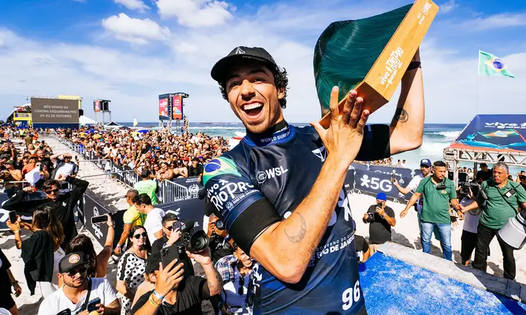 Brasília (DF), 20/02/2026 - FOTO DE ARQUIVO - Surfista Yago Dora com troféu. Foto: Thiago Diz/WSL