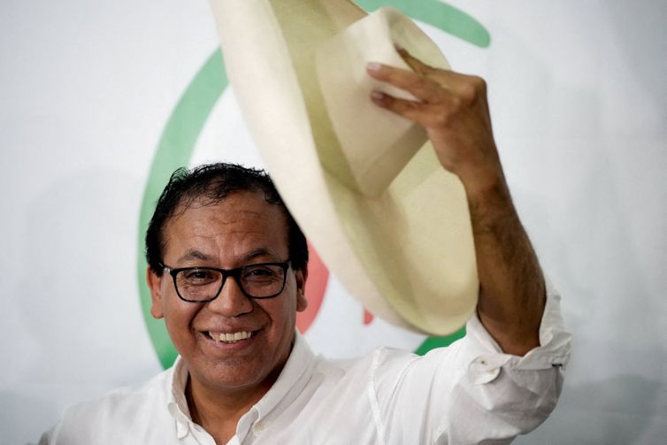Peruvian presidential candidate Roberto Sanchez of the Together for Peru party attends a press conference as the electoral authority is expected to confirm the name of Keiko Fujimori’s rival ahead of the June 7 runoff, in Lima, Peru, April 16, 2026. REUTERS/Angela Ponce     TPX IMAGES OF THE DAY