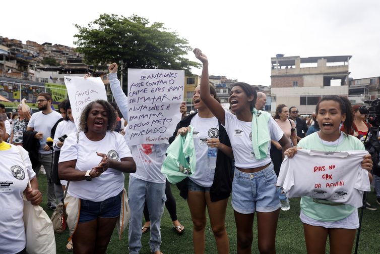 Rio de Janeiro (RJ), 31/10/2025 - Moradores, familiares e representantes da sociedade civil se reúnem na comunidade da Vila Cruzeiro para manifestação de repúdio à Operação Contenção que deixou 121 mortos. Foto: Tânia Rêgo/Agência Brasil