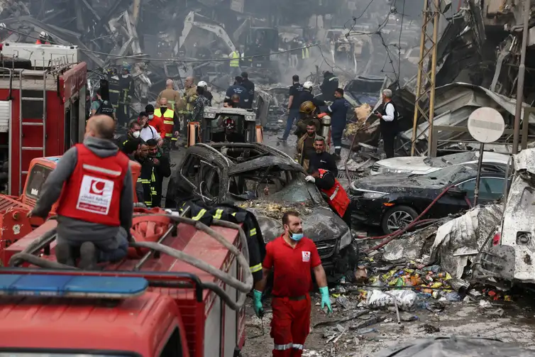 REUTERS/Yara Nardi/proibida reprodução Emergency responders work at the site of an Israeli strike, in Al-Mazraa in Beirut, Lebanon, April 8, 2026. REUTERS/Yara Nardi