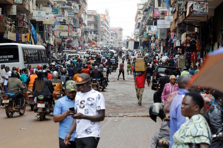 REUTERS/Abubaker Lubowa/ Proibido reprodução Motorcycle taxis carry passengers following a resurgence of Ebola involving the Bundibugyo strain, a rare variant of the virus with no approved vaccine currently available, along Ben Kiwanuka street in Kampala, Uganda May 21, 2026. REUTERS/Abubaker Lubowa