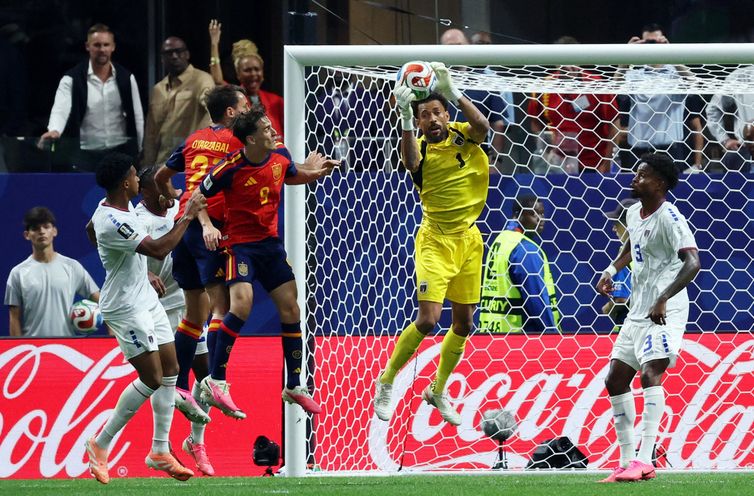 Soccer Football - FIFA World Cup 2026 - Group H - Spain v Cape Verde - Atlanta Stadium, Atlanta, Georgia, U.S. - June 15, 2026 Cape Verde's Vozinha in action with Spain's Gavi, Cape Verde's Kevin Pina, Spain's Mikel Oyarzabal and Cape Verde's Diney Borges IMAGN IMAGES via Reuters/Jordan Godfree