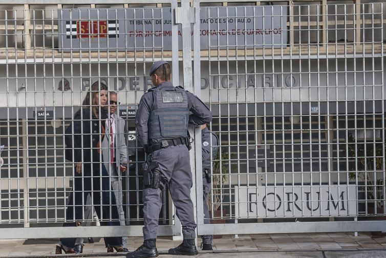 Guarulhos (SP), 22/06/2026 - Julgamento dos acusados da morte de Vinícius Gritzbach começa hoje, em Guarulhos, o julgamento dos três policiais militares acusados de matar Vinícius Gritbach, delator do PCC. Ele foi morto a tiros no aeroporto de Guarulhos em novembro de 2024. O júri começa hoje e deve seguir até sexta-feira, no Fórum da Comarca de Guarulhos. Movimento na frente do Fórum.
Foto: Paulo Pinto/Agência Brasil