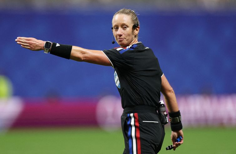 Soccer Football - FIFA World Cup 2026 - Group A - Czech Republic v South Africa - Atlanta Stadium, Atlanta, Georgia, U.S. - June 18, 2026 Referee Tori Penso gestures during the match REUTERS/Siphiwe Sibeko     TPX IMAGES OF THE DAY