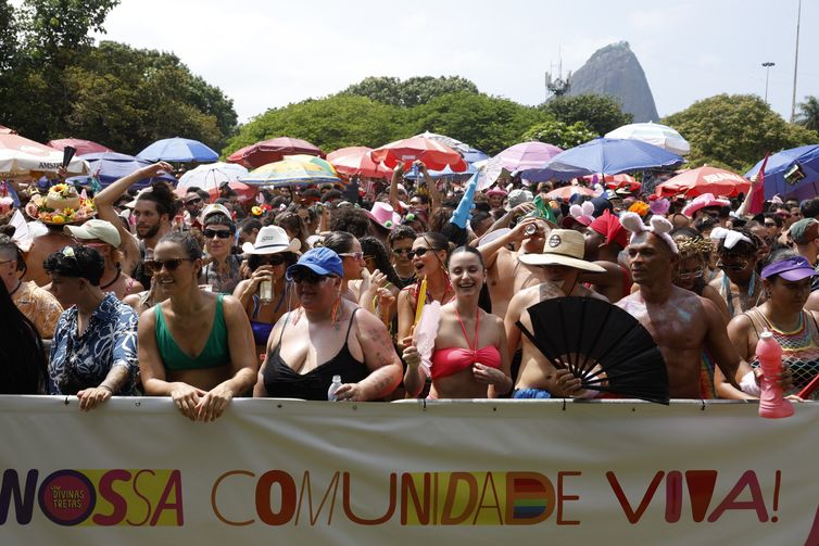 Rio de Janeiro (RJ), 15/02/2026 – Foliões curtem a apresentação do bloco Divinas Tretas, que toca com sua banda e atrai público LGBTQIAPN+ no Aterro do Flamengo. Foto: Fernando Frazão/Agência Brasil