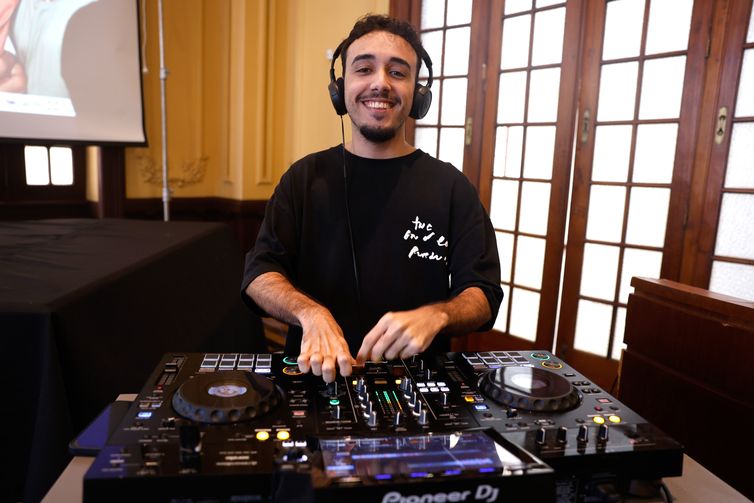 Rio de Janeiro (RJ), 03/07/2026 - O aluno da UFRJ, Davi Maia,, participa da cerimônia que marca o início das transmissões experimentais da Rádio UFRJ FM, fruto da parceria entre a maior universidade federal do país e a Empresa Brasil de Comunicação (EBC). A emissora ocupará a frequência 88,9 MHz, com cobertura para o Grande Rio.  Foto: Tânia Rêgo/Agência Brasil
