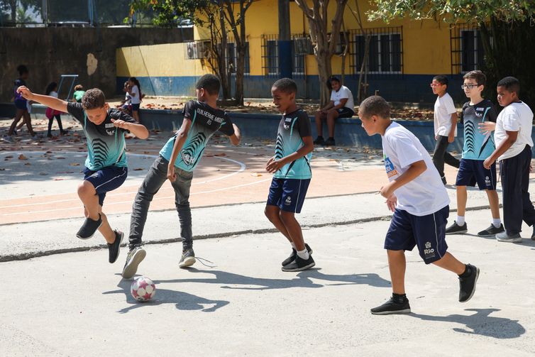 Tomaz Silva/Agência Brasil Rio de Janeiro (RJ), 27/08/2025 – Alunos jogam futebol durante intervalo no Ginásio Experimental Olímpico Reverendo Martin Luther King, na Praça da Bandeira, no Rio de Janeiro. Foto: Tomaz Silva/Agência Brasil